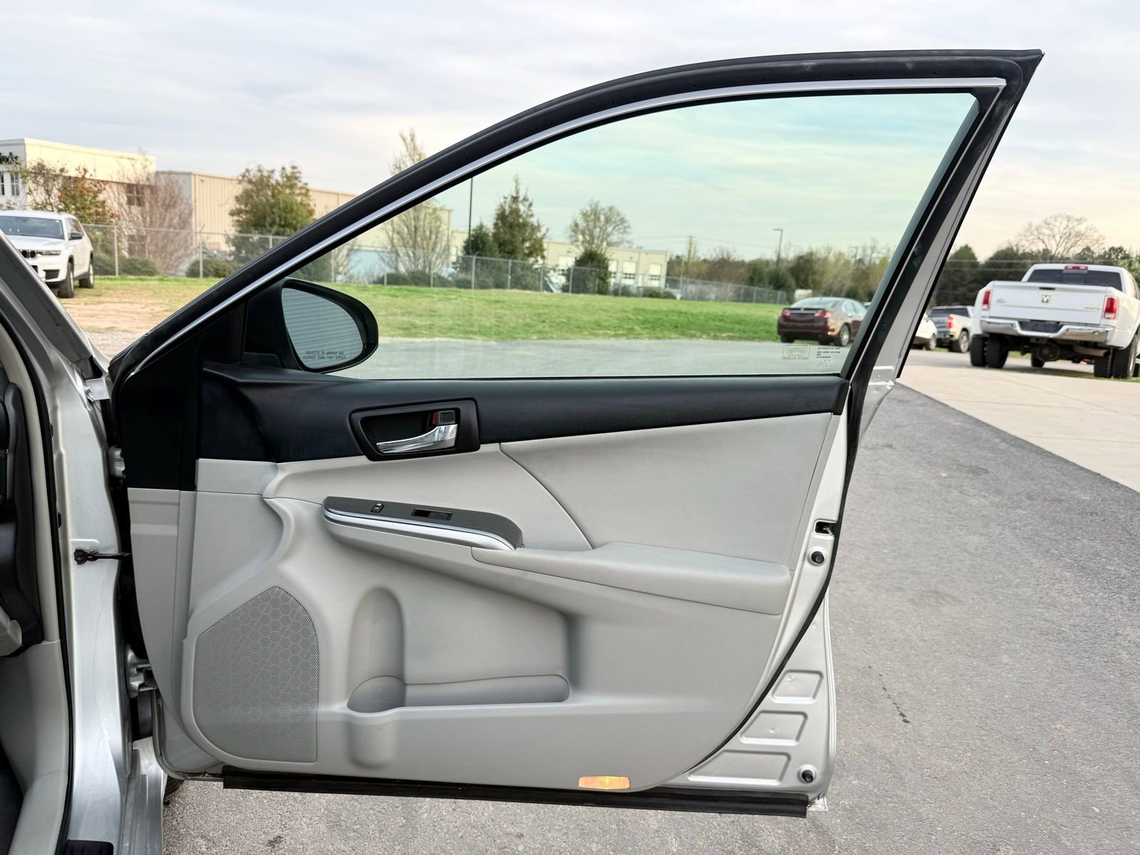 Used 2013 Toyota Camry XLE w/ Convenience Pkg image 22