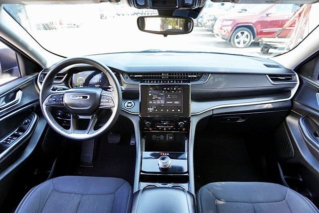 Used 2023 Jeep Grand Cherokee Laredo RWD image 18