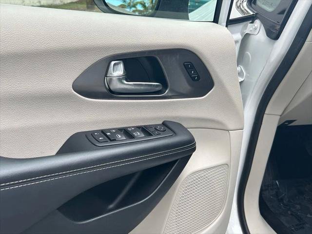 Certified 2023 Chrysler Pacifica Touring-L FWD image 16