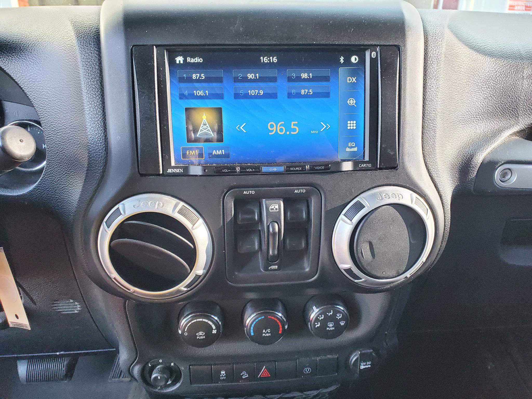 Used 2014 Jeep Wrangler Unlimited Sahara image 29