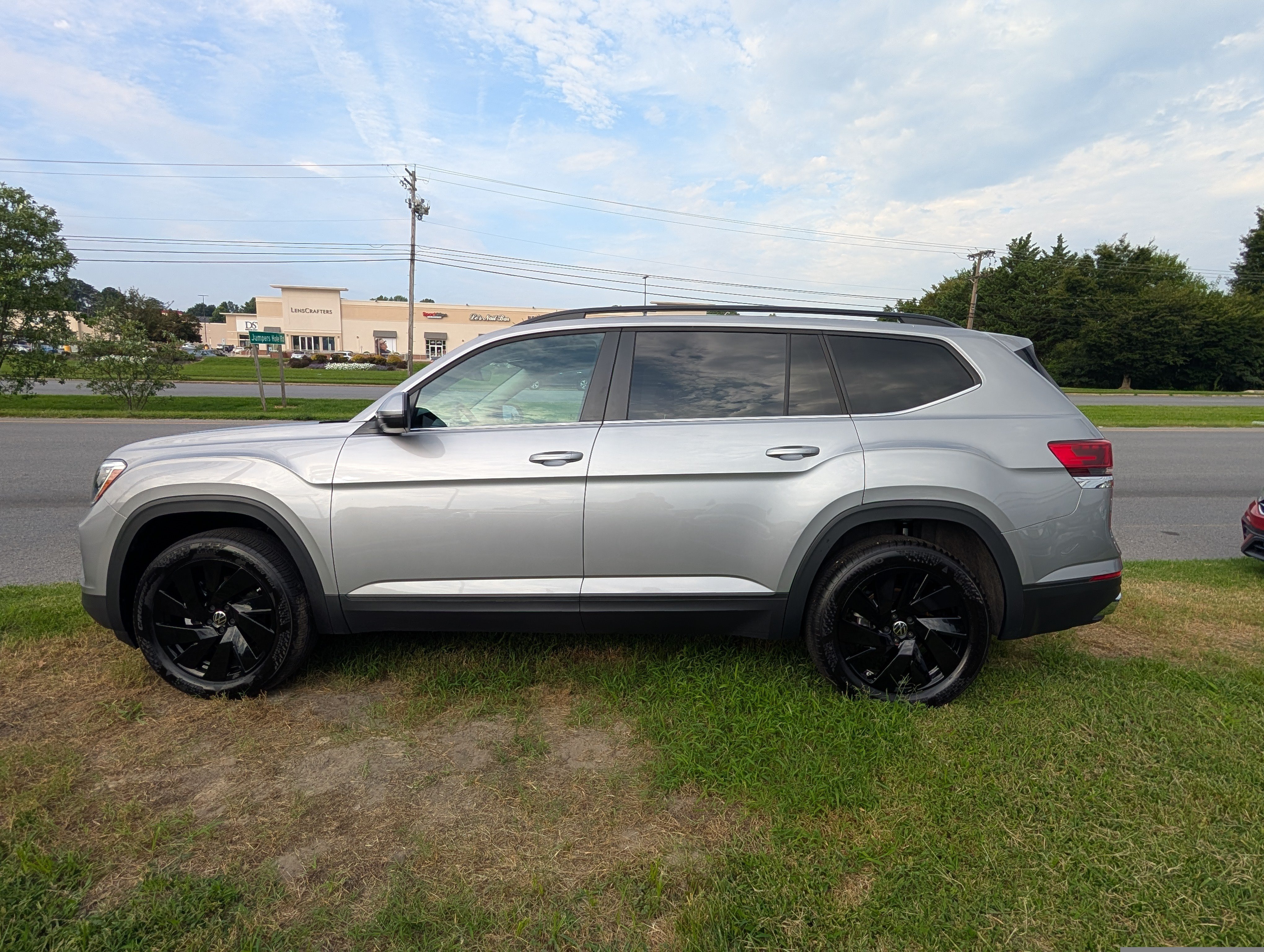 Used 2026 Volkswagen Atlas SE w/ Panoramic Sunroof Package FWD image 6