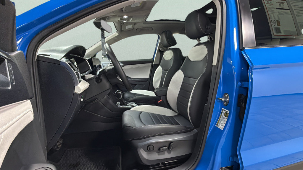 Certified 2025 Volkswagen Taos SEL AWD/4WD image 17