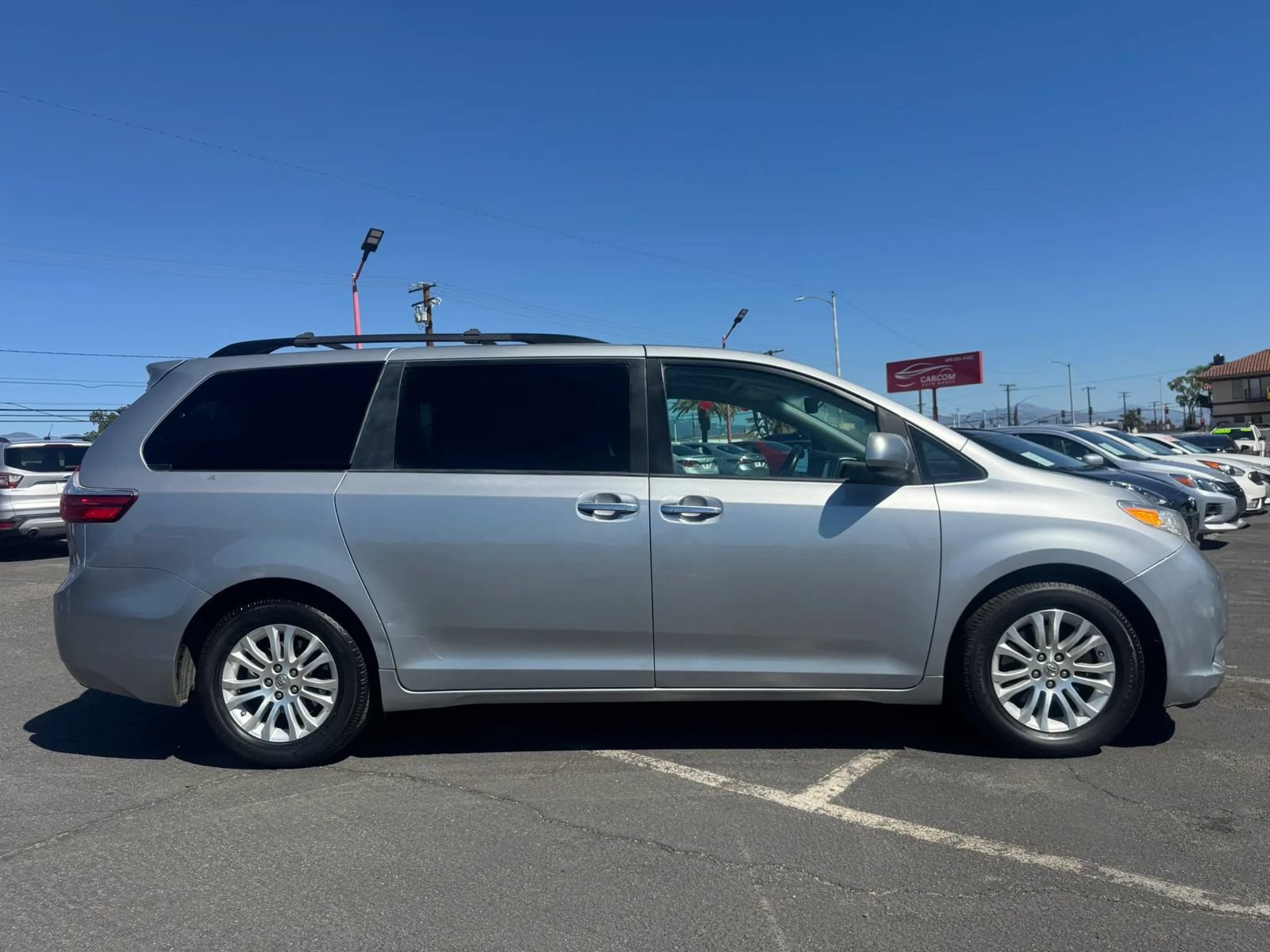 Used 2016 Toyota Sienna XLE w/ XLE Navigation Package FWD image 11