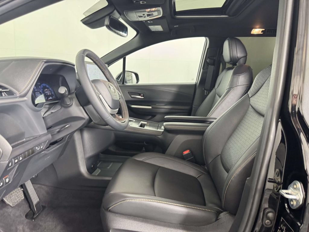 Used 2025 Toyota Sienna XLE Woodland Edition AWD/4WD image 4