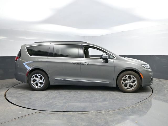 Used 2023 Chrysler Pacifica Limited FWD image 12
