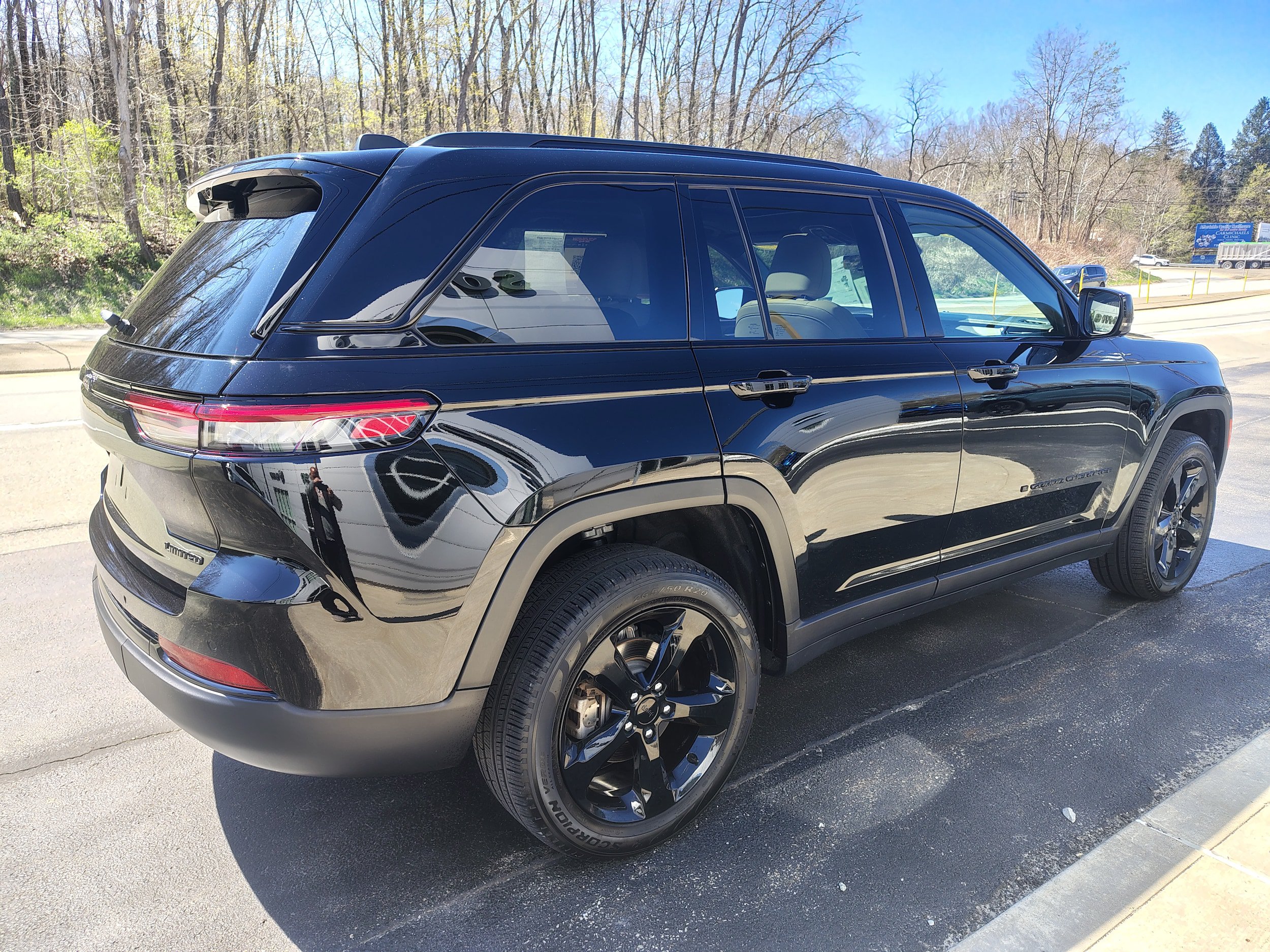 Certified 2024 Jeep Grand Cherokee Limited w/ Luxury Tech Group II AWD/4WD image 8