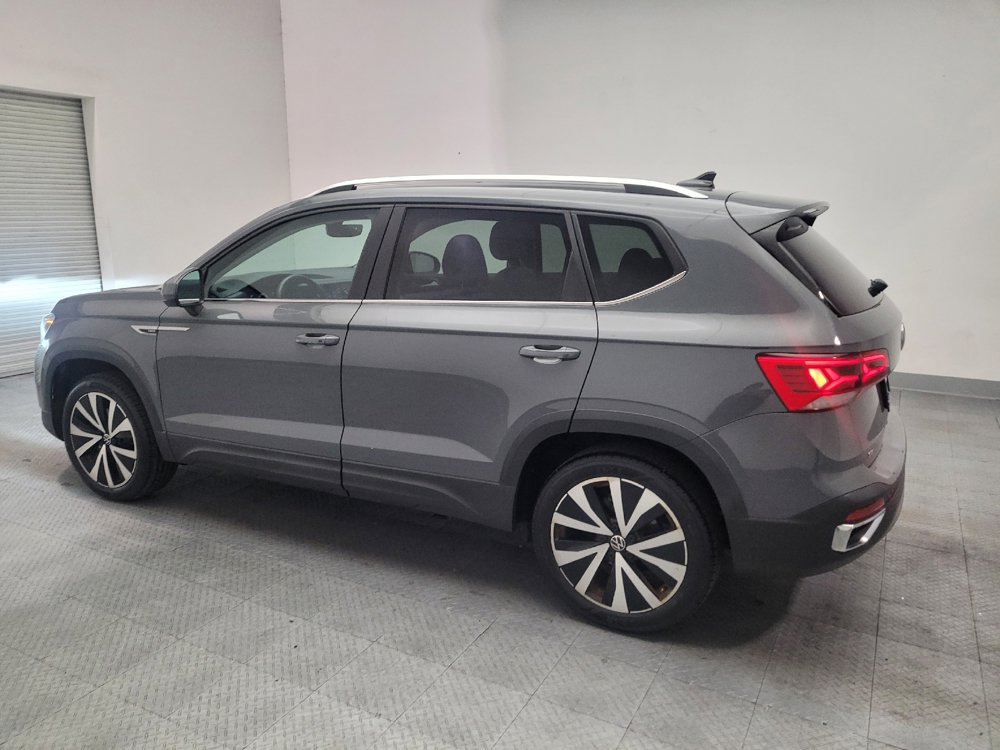 Used 2023 Volkswagen Taos SE w/ Panoramic Sunroof Package FWD image 3