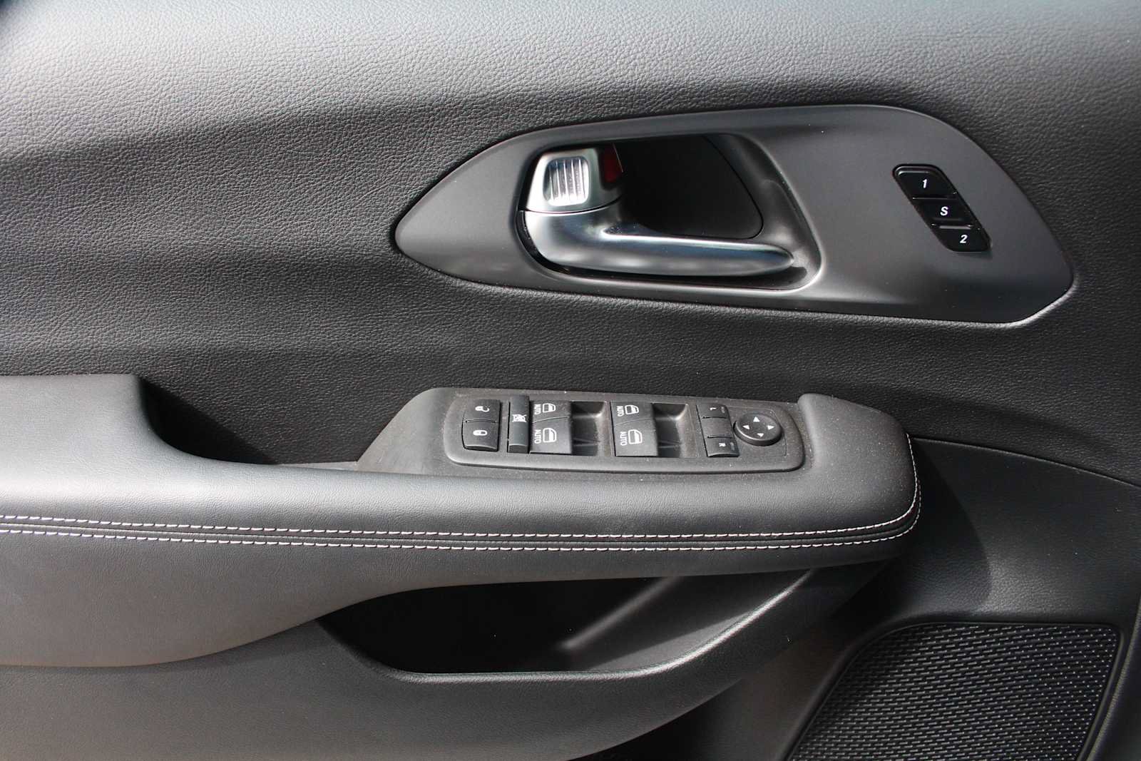 New 2025 Chrysler Pacifica Select AWD/4WD image 33