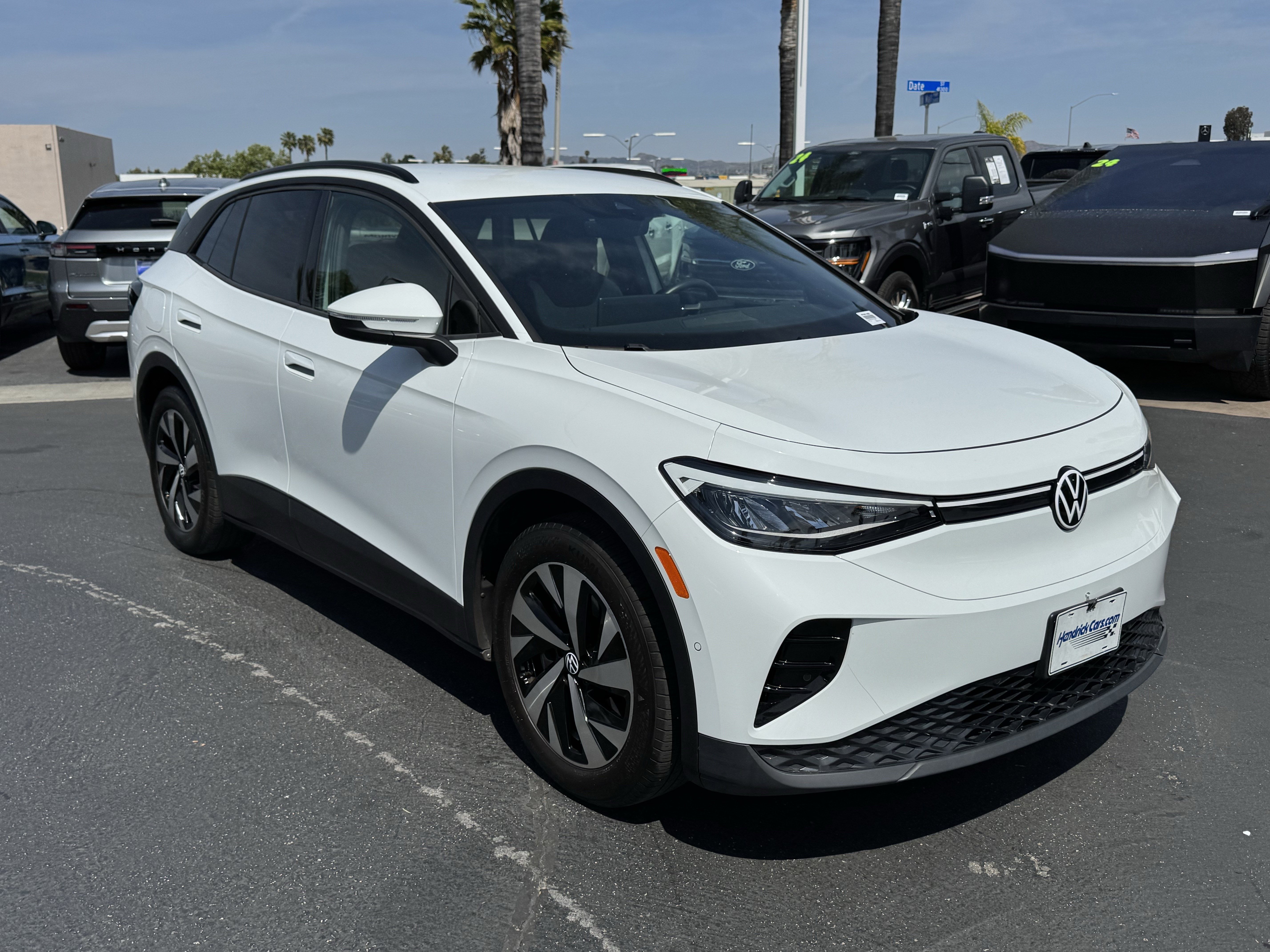 Used 2023 Volkswagen ID.4 2WD image 2