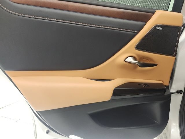 Used 2025 Lexus ES 300h Ultra Luxury FWD image 9