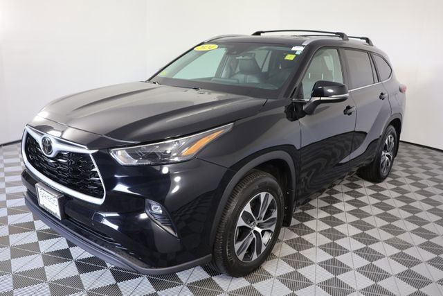 Used 2024 Toyota Highlander XLE AWD/4WD image 4