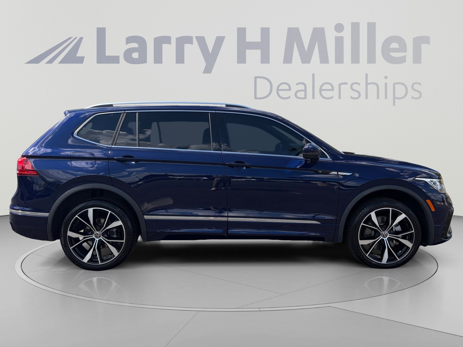 Used 2023 Volkswagen Tiguan SEL R-Line AWD/4WD image 6