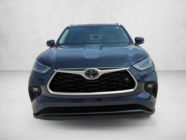 Used 2022 Toyota Highlander XLE FWD image 2