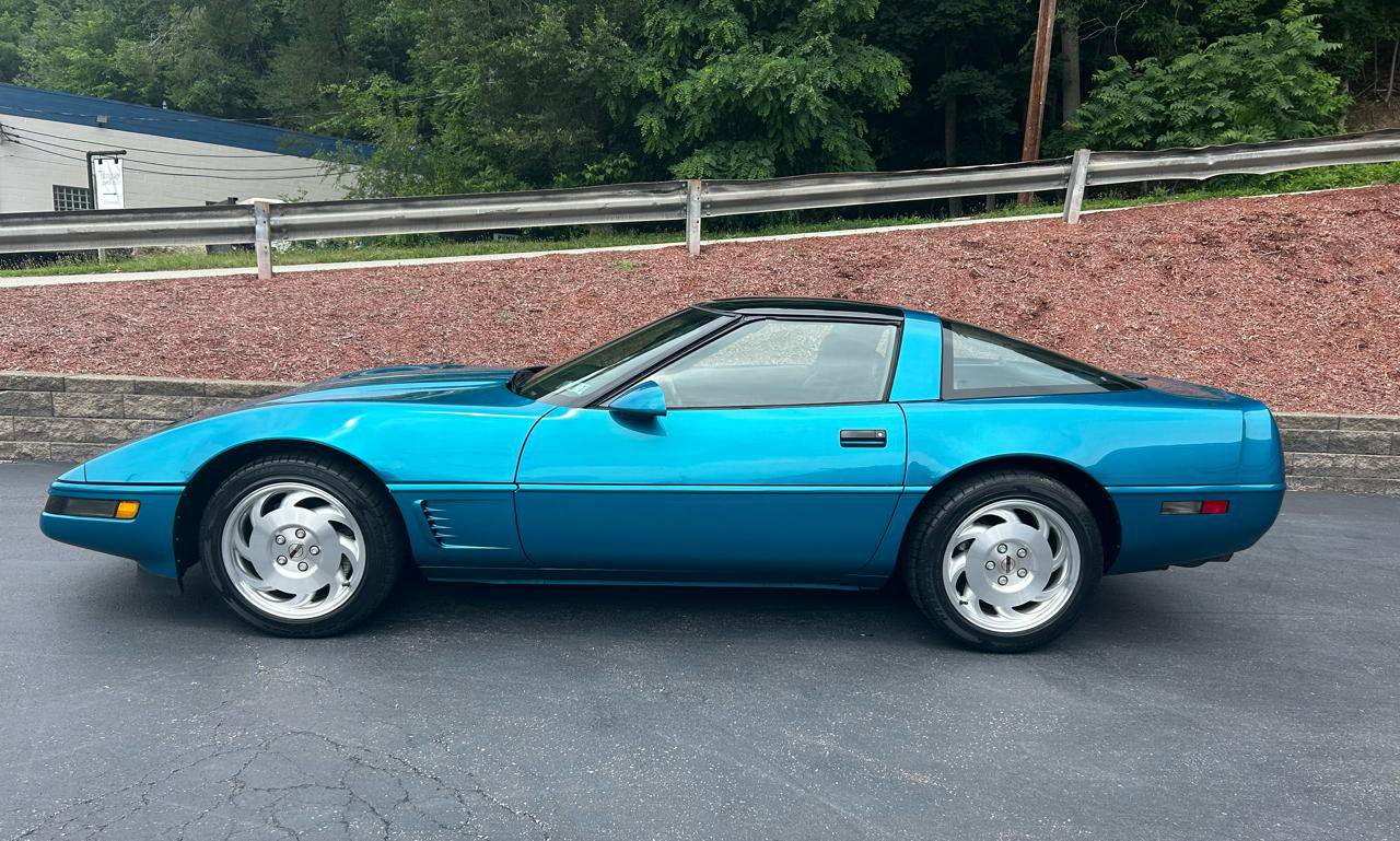 Used 1995 Chevrolet Corvette Coupe RWD image 2