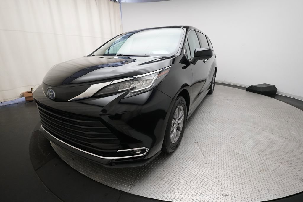 Used 2023 Toyota Sienna XLE FWD image 12