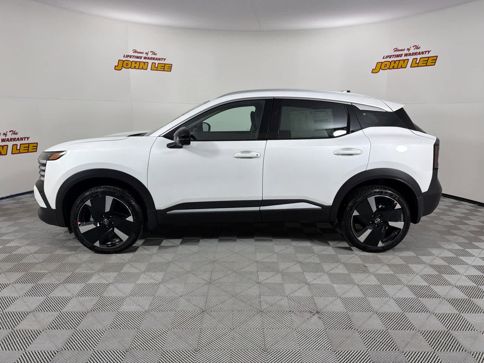 New 2026 Nissan Kicks SR image 2