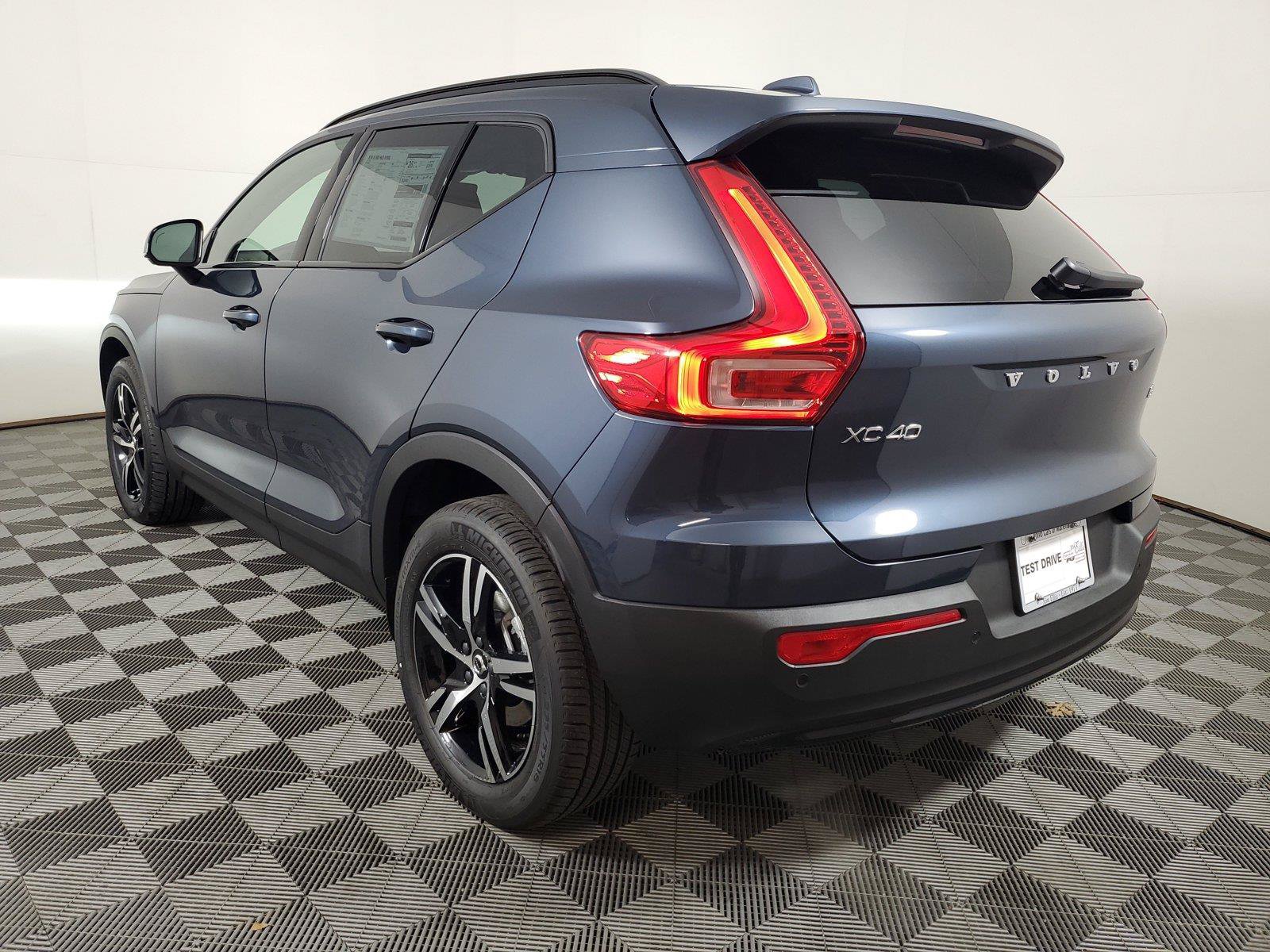 Certified 2026 Volvo XC40 B5 Core AWD/4WD image 4