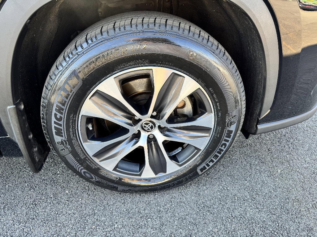 Used 2023 Toyota Highlander XLE image 28