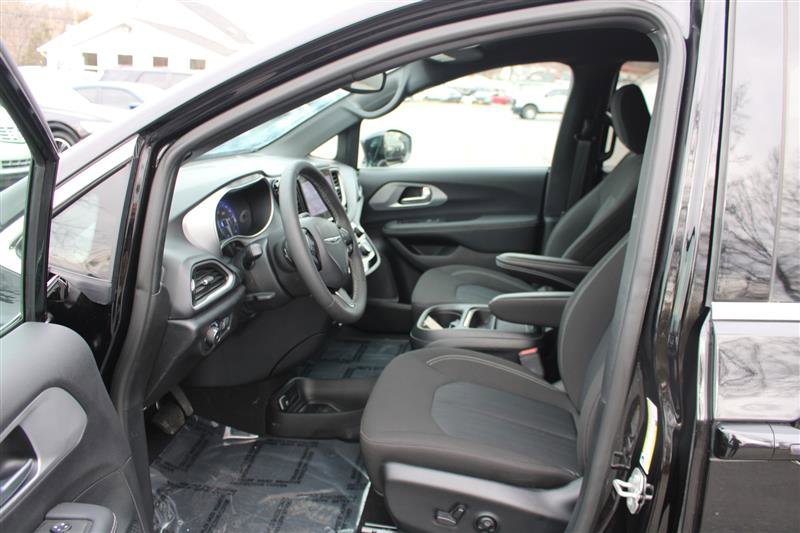 Used 2024 Chrysler Pacifica Touring image 11