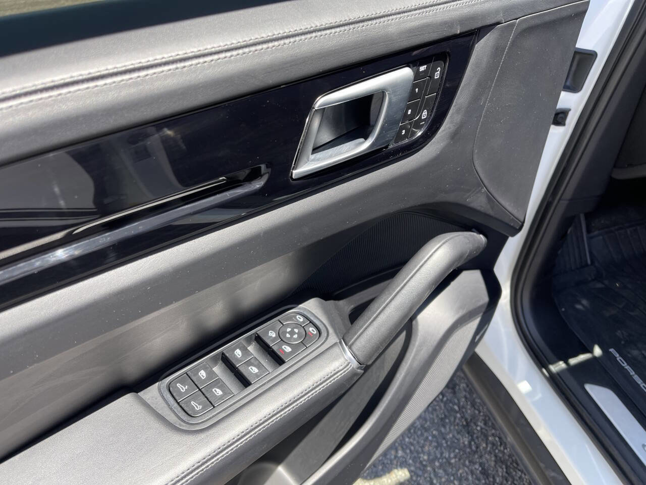Used 2022 Porsche Cayenne AWD/4WD image 10