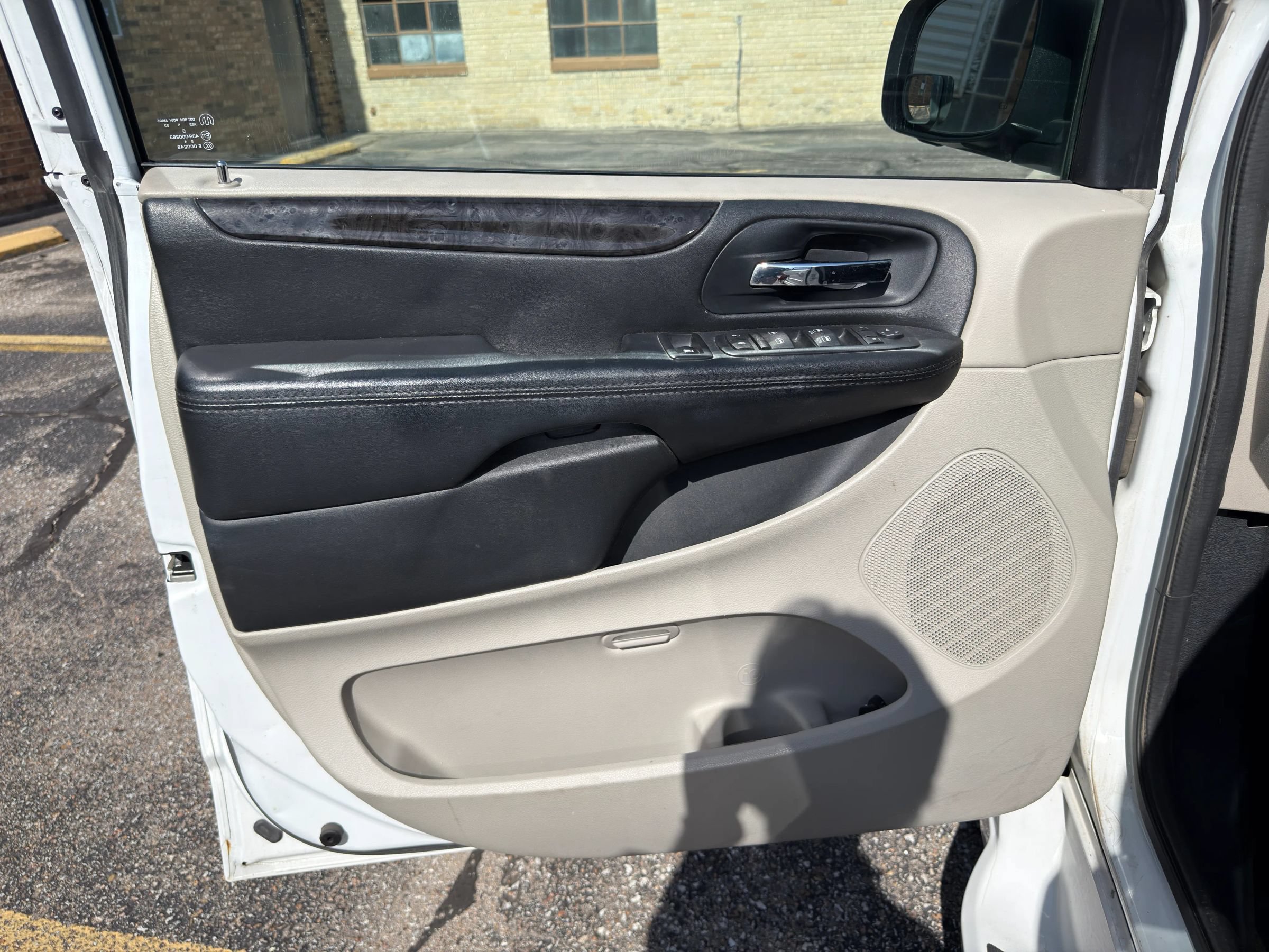 Used 2015 Dodge Grand Caravan SXT FWD image 29