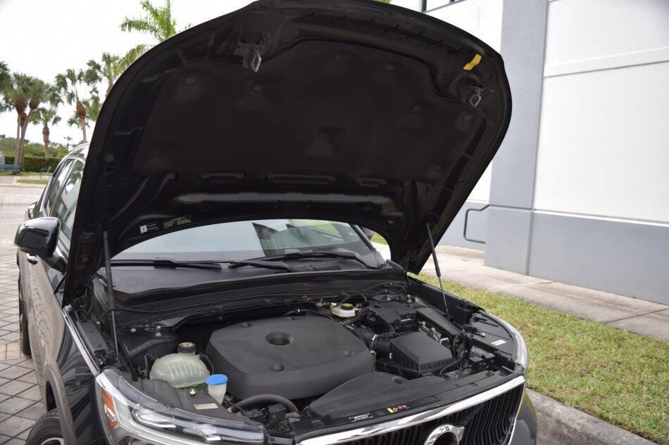 Used 2020 Volvo XC40 T5 Momentum w/ Protection Package Premier image 91