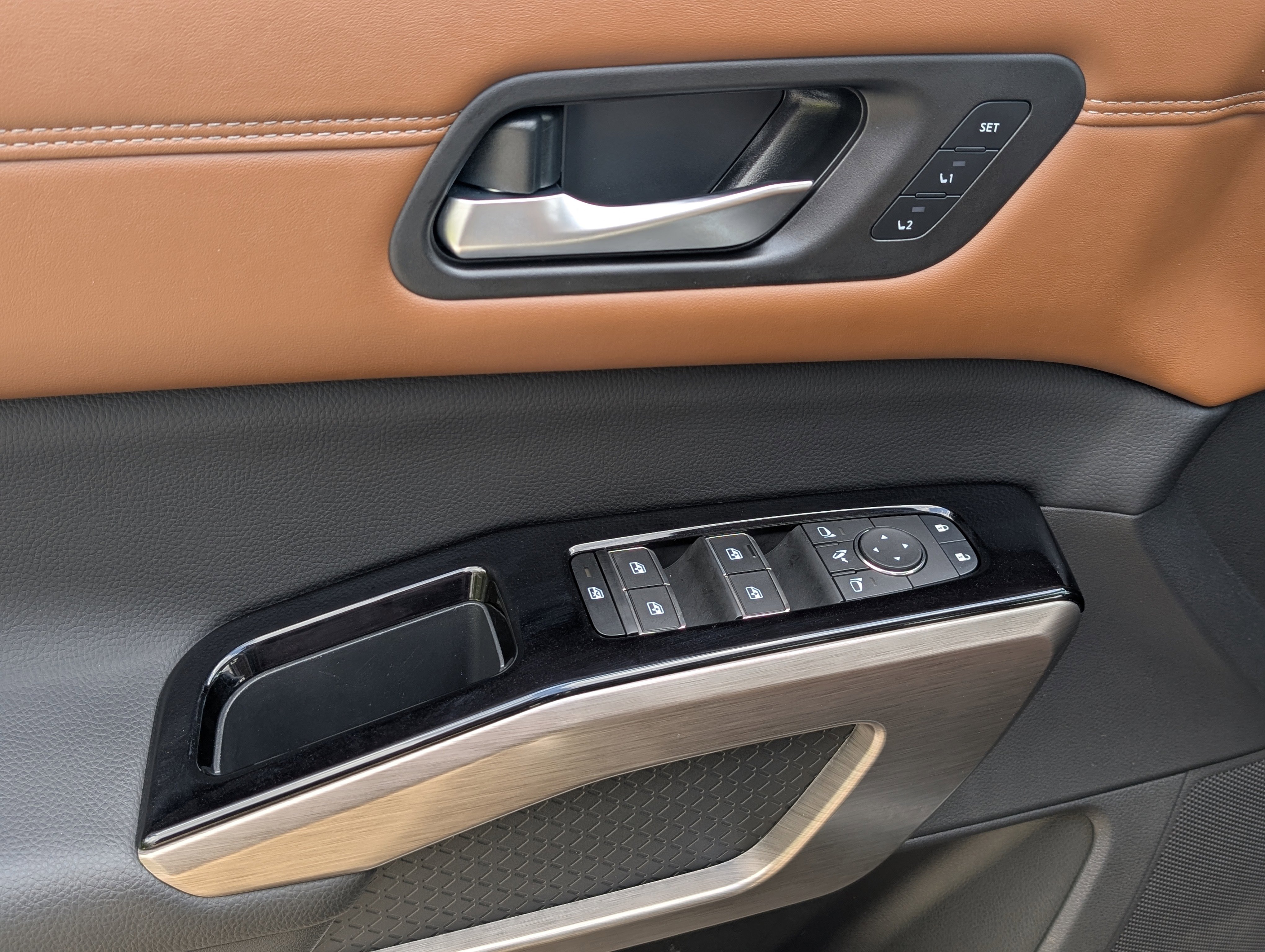 Used 2024 Nissan Pathfinder Platinum w/ Cargo Package image 16