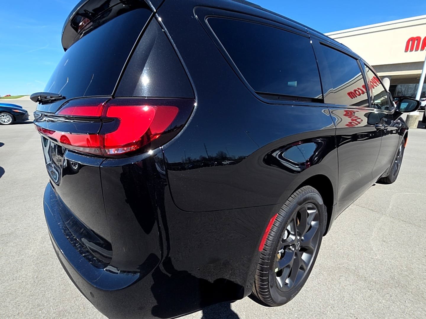 New 2026 Chrysler Pacifica Select w/ S Appearance Package FWD image 5