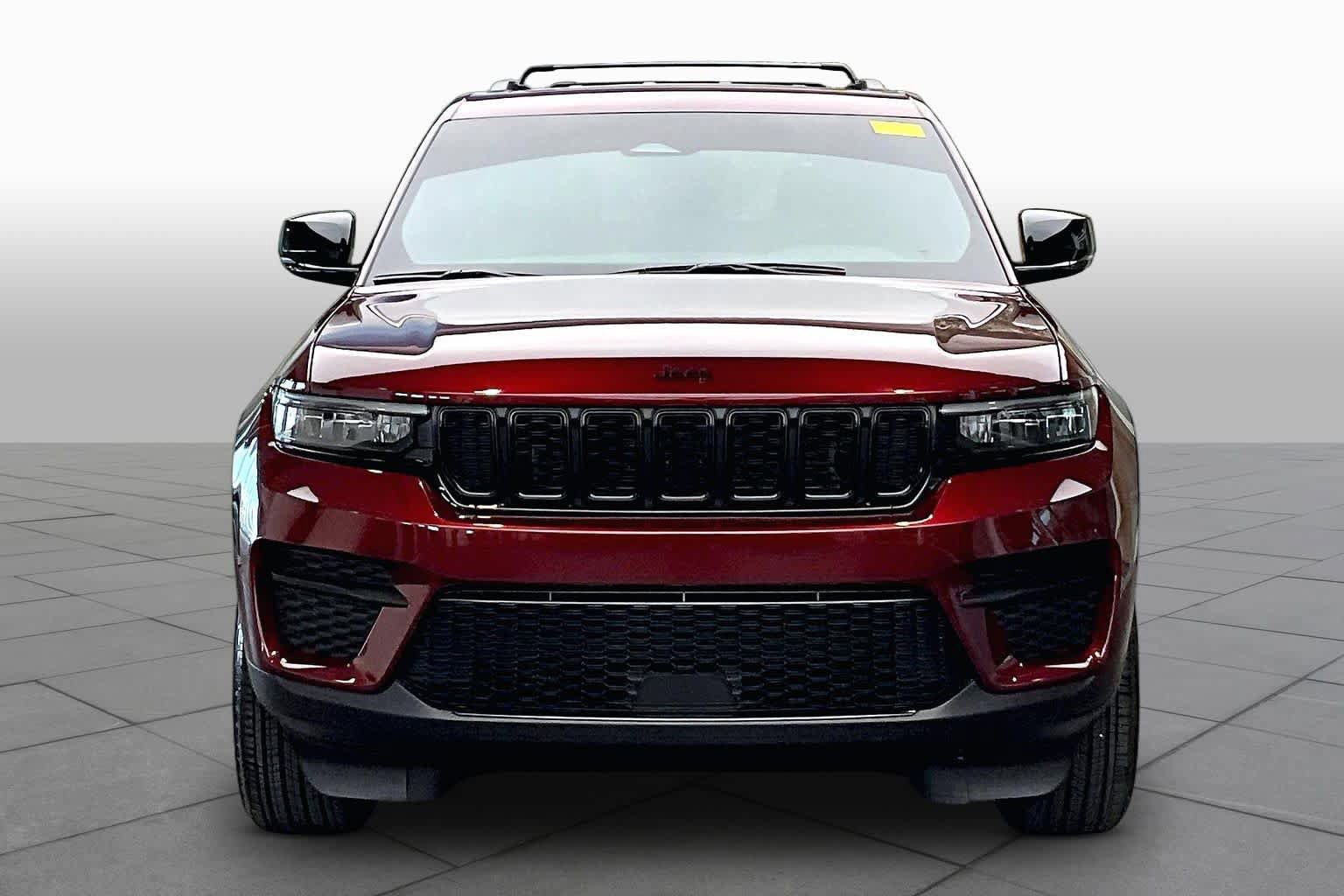 Used 2025 Jeep Grand Cherokee Altitude RWD image 4