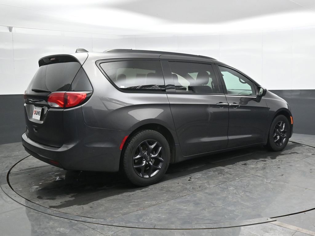 Used 2020 Chrysler Pacifica Touring-L Plus FWD image 3