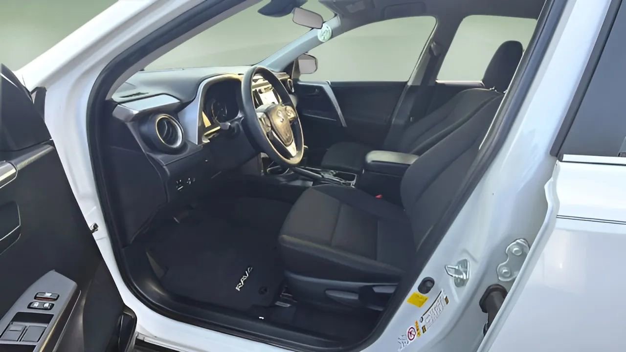 Used 2018 Toyota RAV4 LE image 22