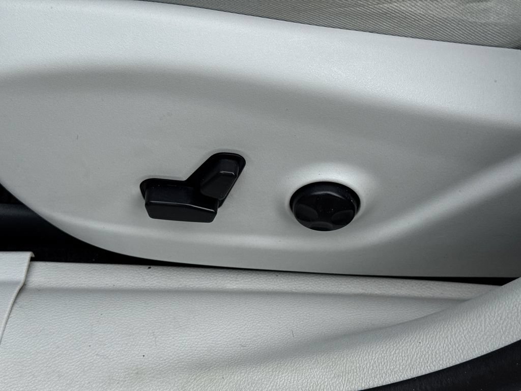 Used 2019 Jeep Cherokee Limited FWD image 26
