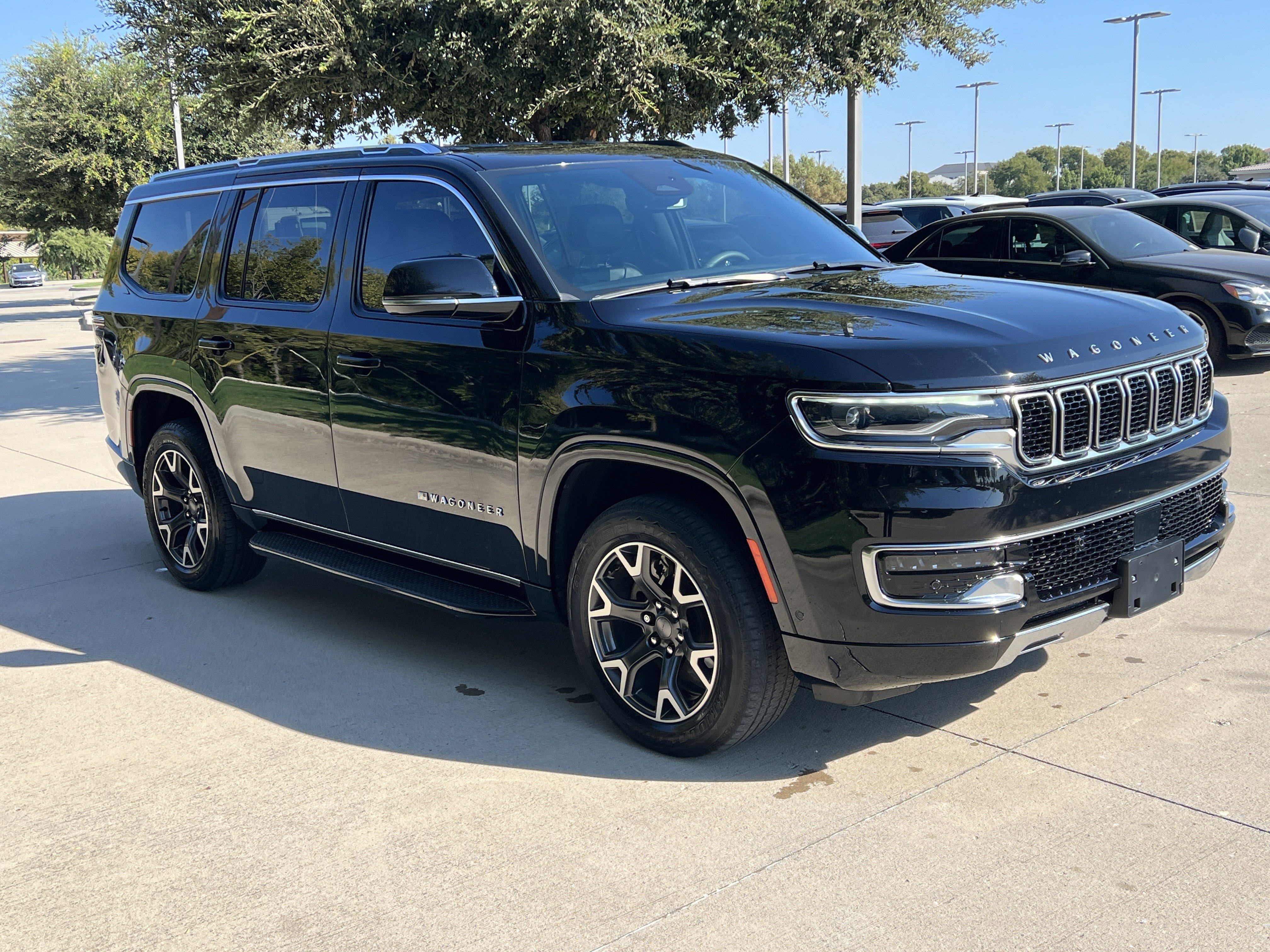 Used 2023 Jeep Wagoneer Series III w/ Preferred Equipment Group image 2