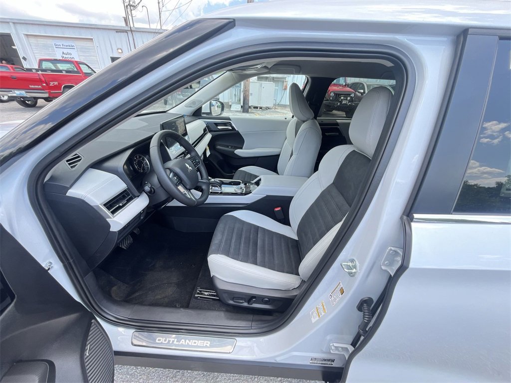 New 2025 Mitsubishi Outlander SE image 11