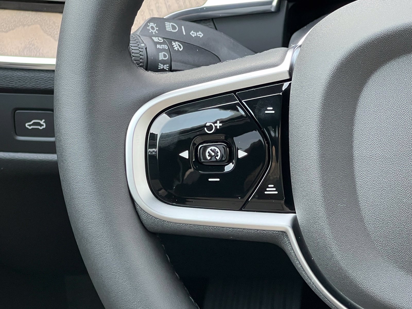 New 2026 Volvo XC60 B5 Plus w/ Protection Package Premier AWD/4WD image 27