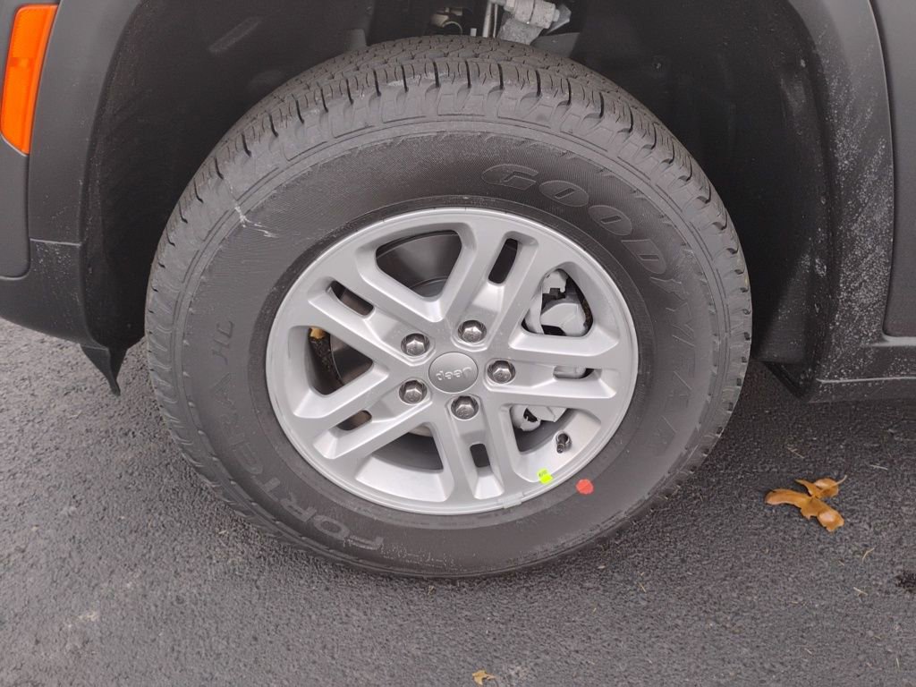 New 2025 Jeep Grand Cherokee Laredo image 9