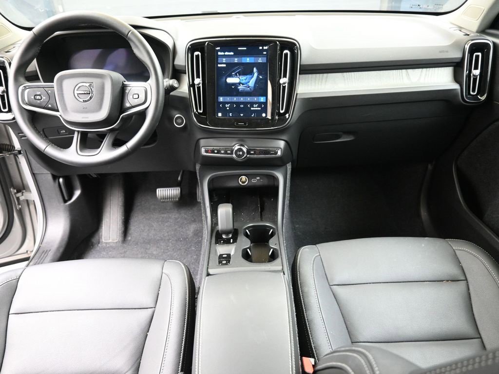 Certified 2025 Volvo XC40 B5 Core image 18