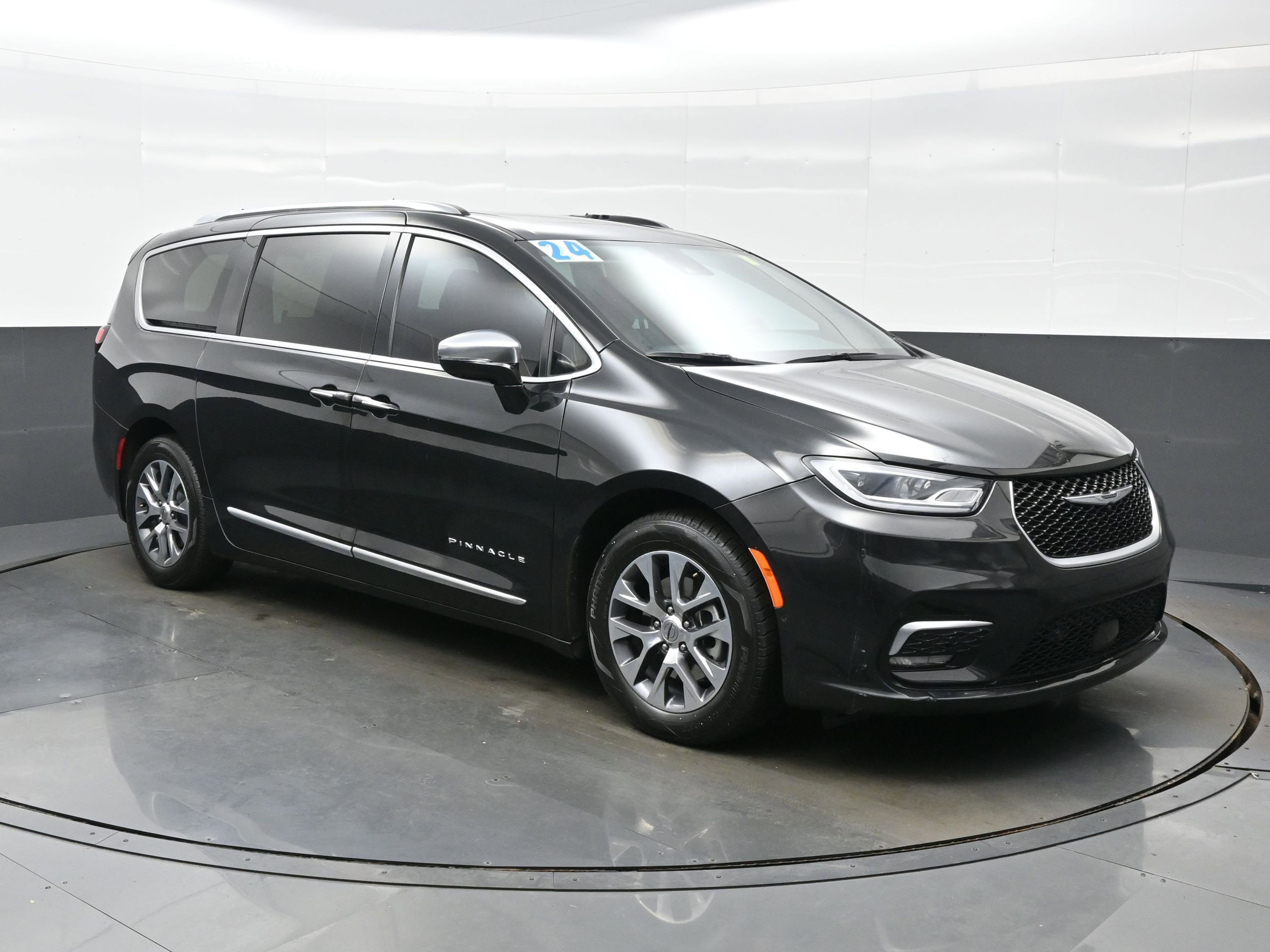Used 2024 Chrysler Pacifica Pinnacle image 8