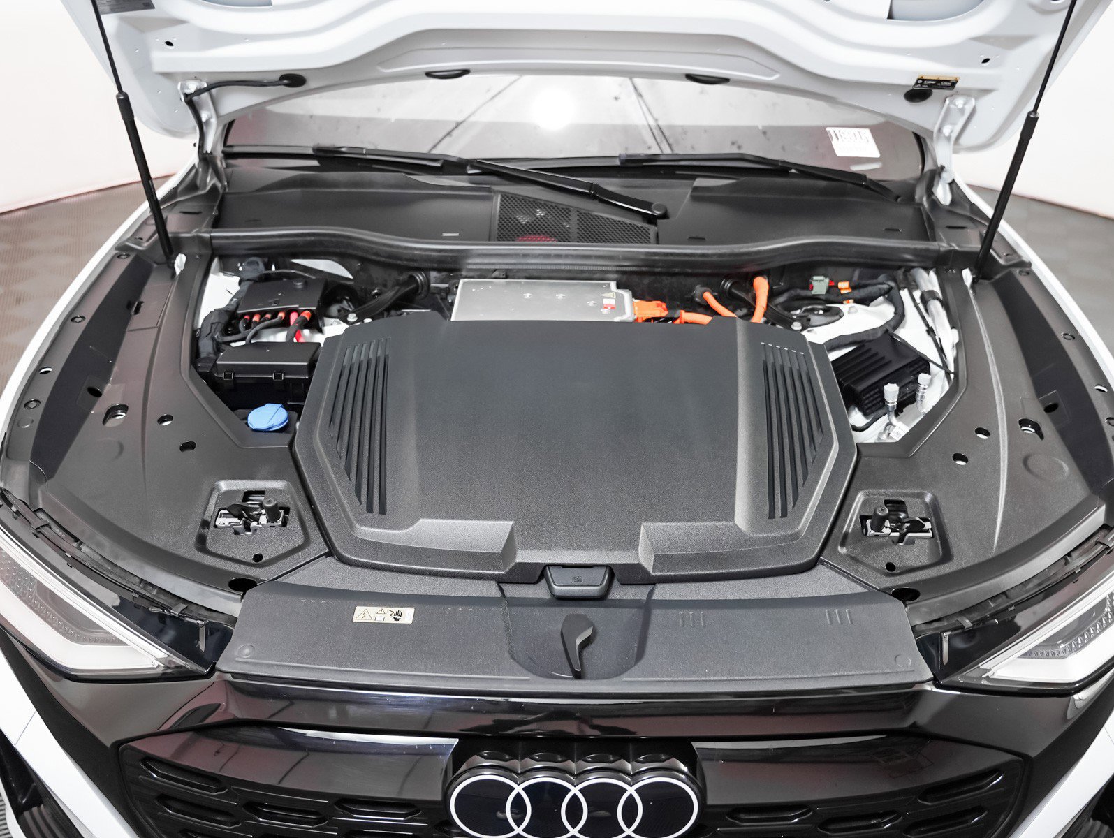 Used 2024 Audi Q8 e-tron Premium Plus w/ Premium Plus Package image 4