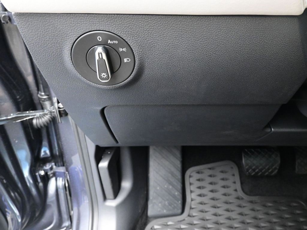 New 2025 Volkswagen Taos SE image 17