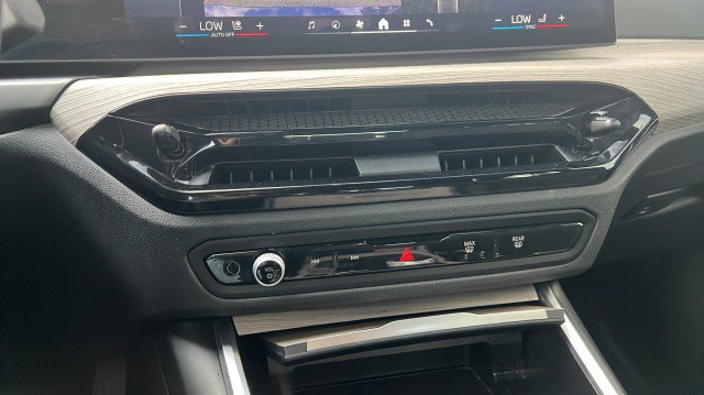 Used 2025 BMW 330i Sedan image 16