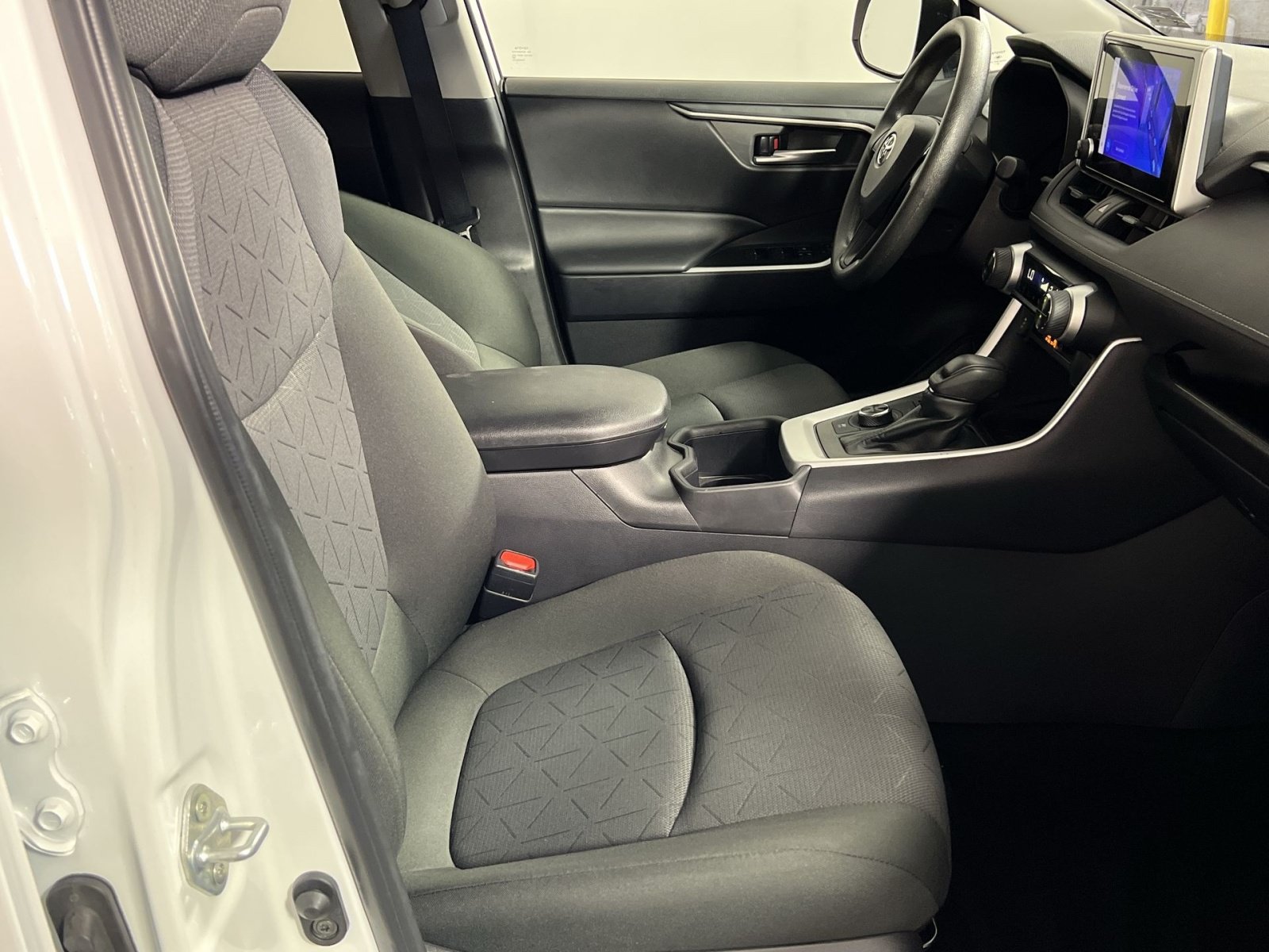 Used 2025 Toyota RAV4 XLE AWD/4WD image 28