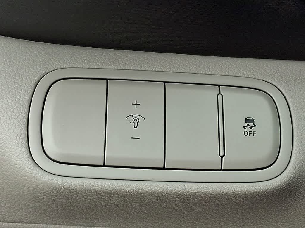 Certified 2025 Hyundai Venue SEL FWD image 23
