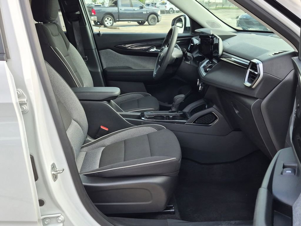 Used 2025 Chevrolet TrailBlazer LT AWD/4WD image 27