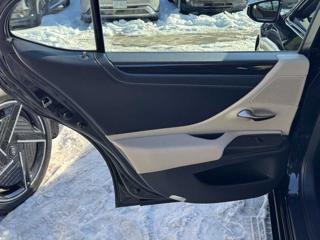 Used 2021 Lexus ES 300h w/ Premium Package image 10