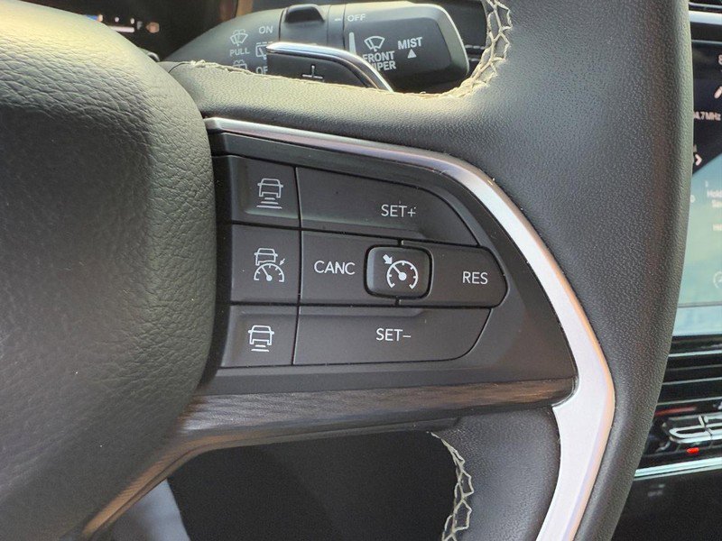 Used 2023 Jeep Grand Cherokee L Laredo image 18