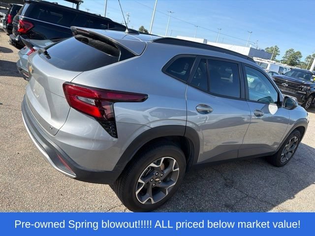 Used 2024 Chevrolet Trax LT w/ Sunroof Package FWD image 8