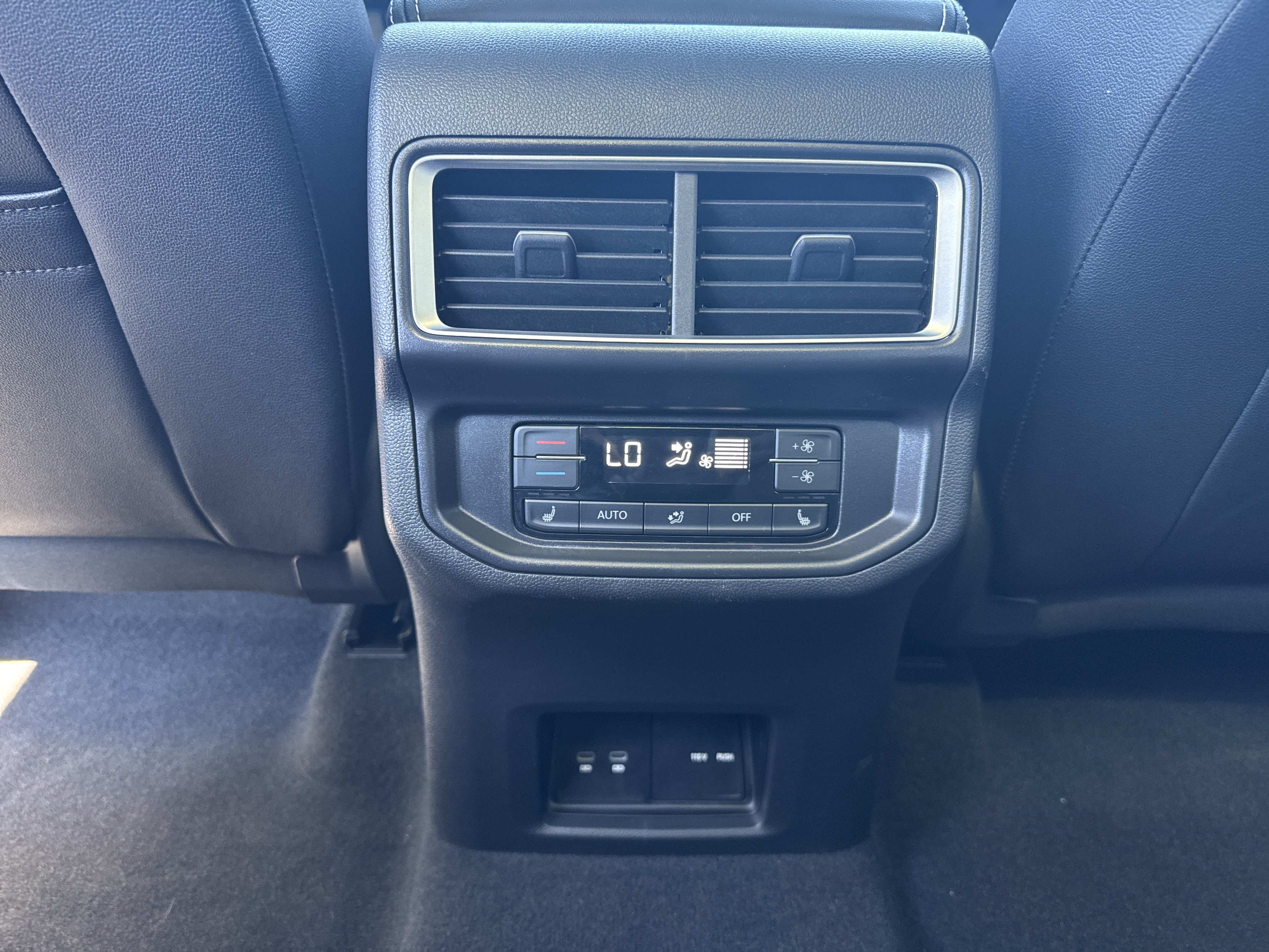 Used 2025 Volkswagen Atlas SEL AWD/4WD image 28