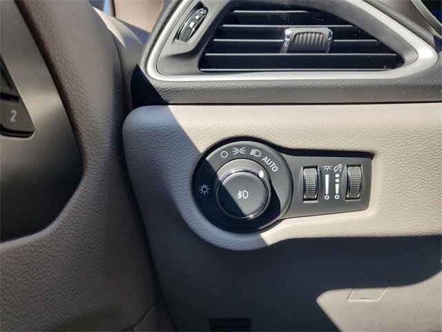 Used 2024 Chrysler Pacifica Touring-L image 12