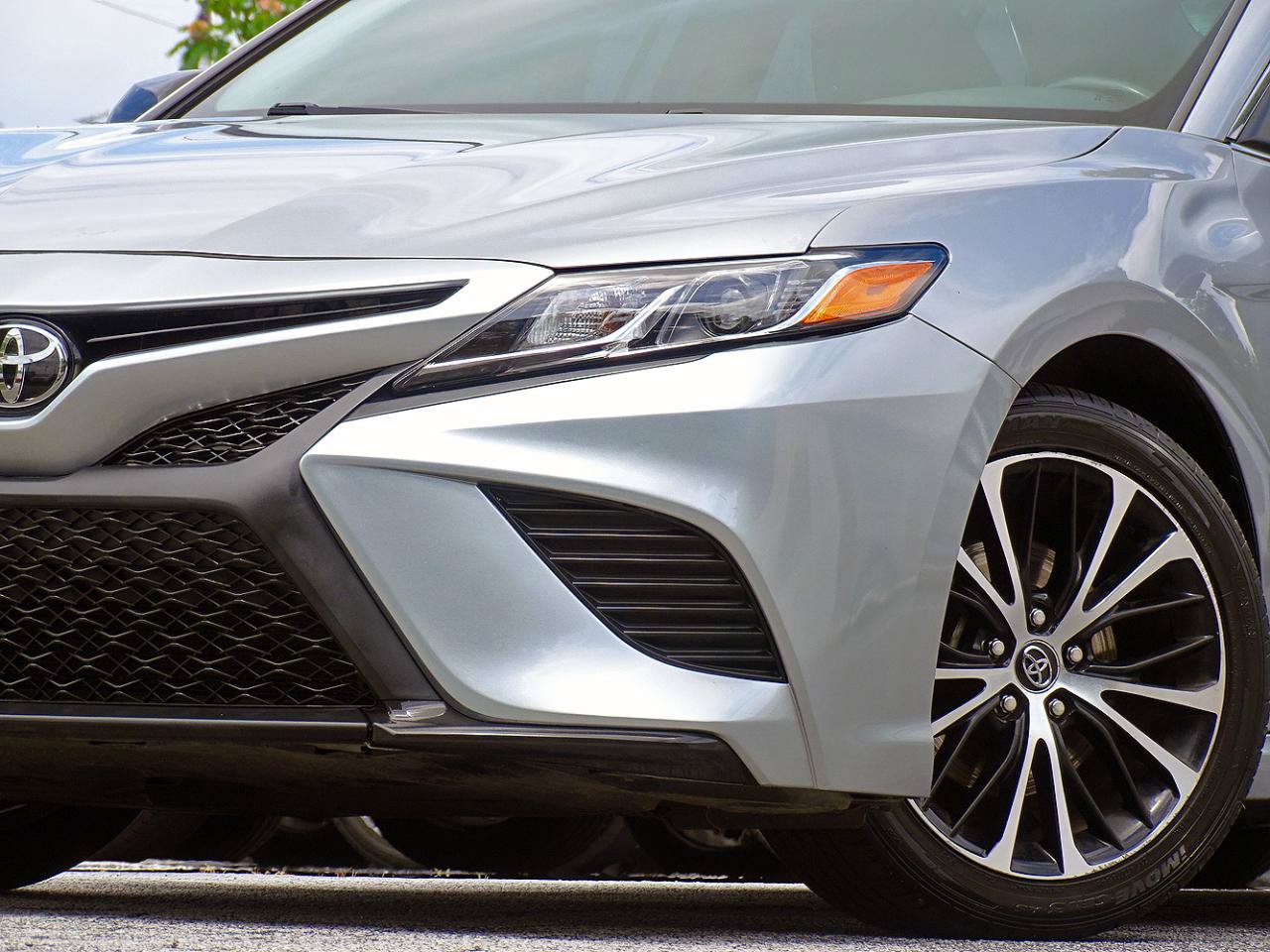 Used 2020 Toyota Camry SE FWD image 6